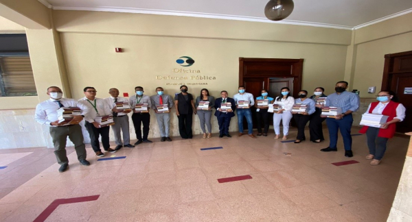 Defensores Públicos y Abogados Adscritos del Departamento Judicial de Santiago recibe libros del área de Derecho Constitucional de parte del Tribunal Constitucional Dominicano.